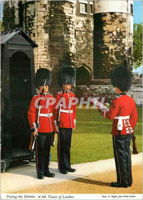 Postcard Modern Posting the Sentries at the Tower of London Militaria
