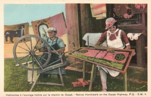 Vintage Postcard 1920s Habitantes a l'ourage Habits sur le chemin de Gaspe P.Q.