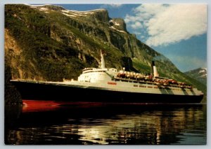 Cunard Line  Queen Elizabeth 2 QE2  Cruise Ship    Postcard