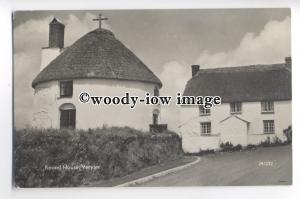 tp9869 - Cornwall - The Thatched Round House & Cottage, at Veryan - postcard 