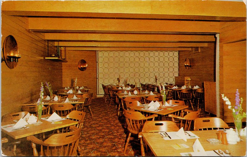 Saskatoon SK Del Restaurant Pioneer Room 2nd Ave. Interior Unused Postcard G34