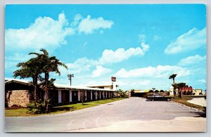 Roadside Motel~Royal Palm Beach Florida~The Inn~c1960s Auto~Vintage Postcard