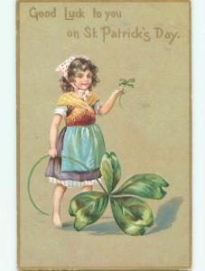 Pre-Linen st. patrick's PRETTY GIRL HOLDS SMALL AND LARGE SHAMROCKS W7100