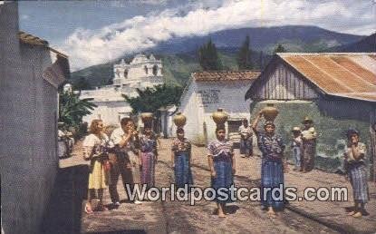 Guatemalan women carrying water home, Mujeres Guatemaltecas acarreando agua p...