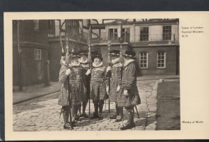 London Postcard - Tower of London Yeoman Warders    RS14876