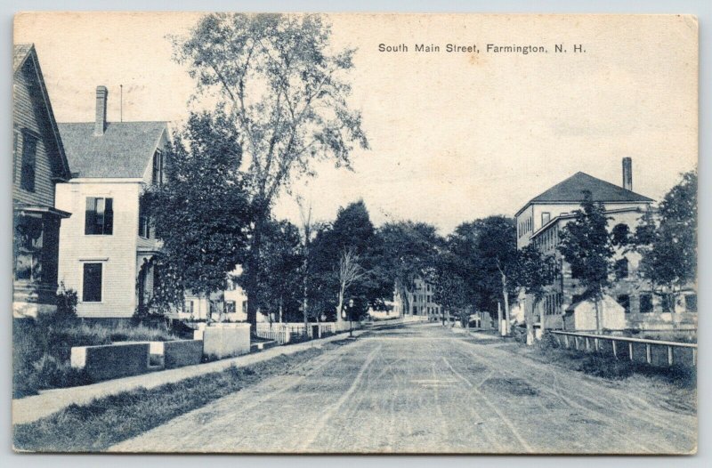 Farmington New Hampshire~South Main Street Homes~Dirt Road~1909 B&W Postcard 