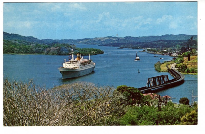 Cruise Ship, Gatun Lake, Gaillard Cut, Panama Canal