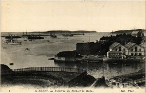 CPA BREST - L'Entrée du Port et la Rade (252625)