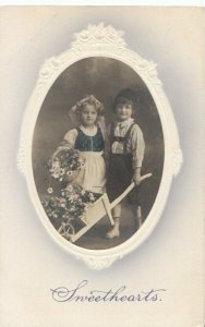 Children Postcard - Child Sweethearts - Ref TZ131