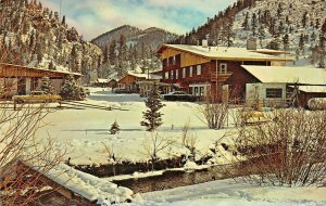 RED RIVER NEW MEXICO~ALPINE LODGE  AT LIFT & RIVER~1960s POSTCARD