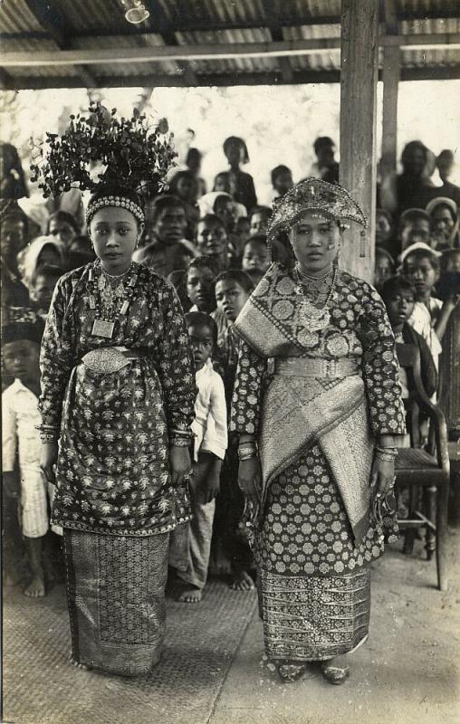 indonesia, SUMATRA, Beautiful Native Minangkabau Girls in Costumes (1920s) RPPC