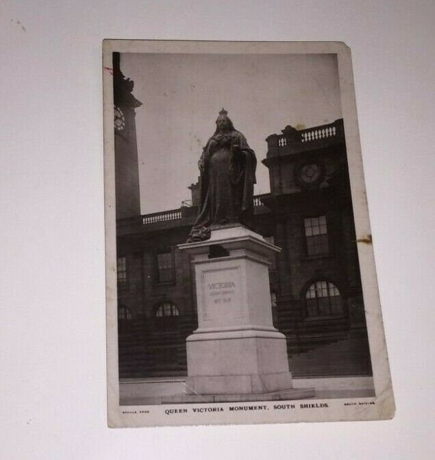 VINTAGE UNUSED POSTCARD QUEEN VICTORIA MONUMENT SOUTH SHIELDS U.K PHOTO PC