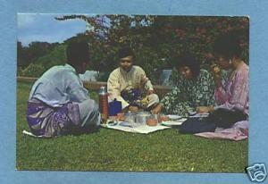 Y5061 Singapore 4x6 postcard QueenElizabeth Walk picnic