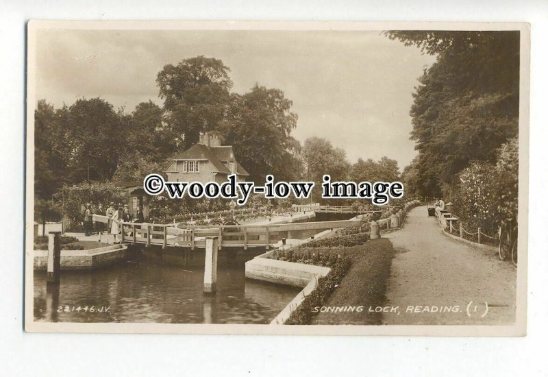 tq1690 - Berks - Gathering by the Sonning Lock, at Reading - postcard 