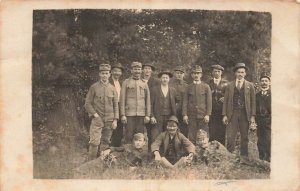 GROUP OF MEN-SOME MILITARY PHOTO POSTCARD FROM AUSTRIA TO HRONOW BOHEMIA BOHMEN