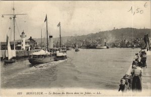 CPA HONFLEUR Le Bateau du Havre dans les Jetees (1225667)