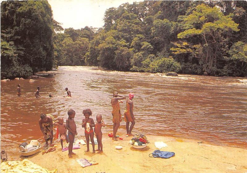 BR27641 Gabon baignade dans la riviere gabon