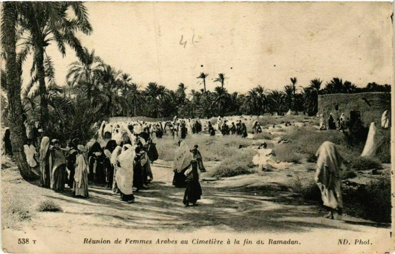 CPA AK Reunion de Femmes Arabes au Cimetiere ALGERIE (749497)