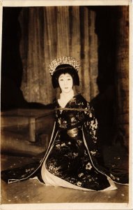 PC CPA geisha girl performing real photo postcard JAPAN (a14555)