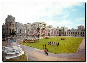 Postcard Modern Berkshire Windsor Castle and Castle Guards The Band in the Qu...
