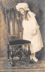 US43 postcard greetings card children girl with dress and bonnet chair 1904 UK