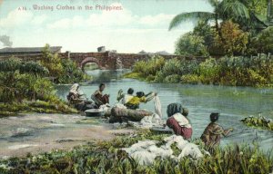 PC PHILIPPINES, WASHING CLOTHES IN THE PHILIPPINES, Vintage Postcard (b39808)