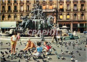 Postcard Modern Lyon Pigeons from Place Bellecour and the Bartholdi Fountain