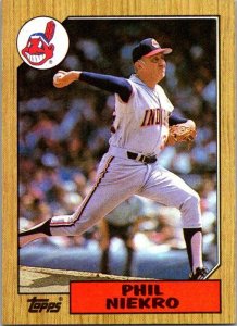 1987 Topps Baseball Card Phil Niekro Cleveland Indians sk3055