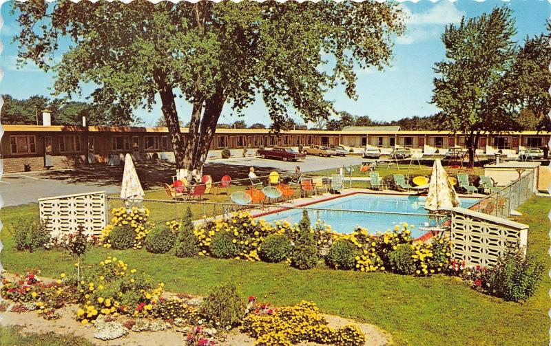 Niagara Falls Canada~Park Lane Motel Swimming Pool~Men Sitting~1970s Cars Parked