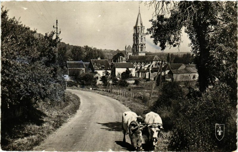 CPA Saint-Pere et sa Splendide Eglise - Env. De Vezelay FRANCE (961181)