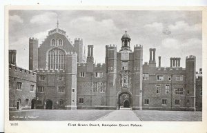 Middlesex Postcard - First Green Court - Hampton Court Palace   ZZ3563