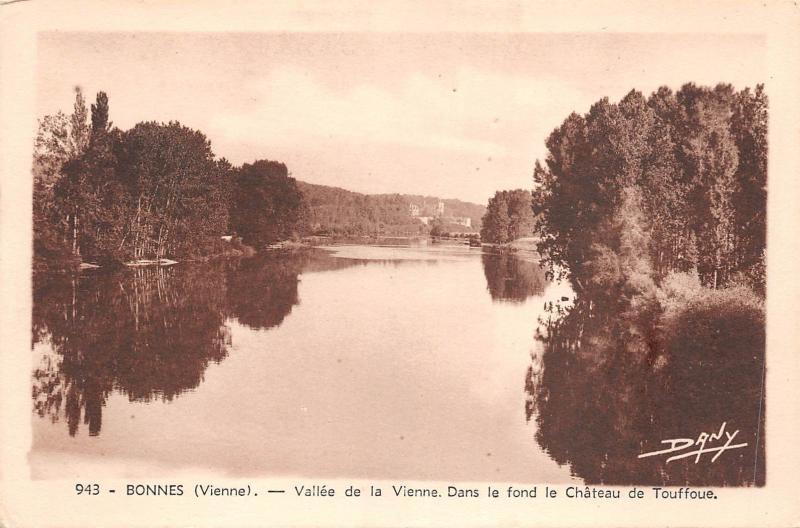 BF3721 bonnes vallee de la vienne dans le fond le france