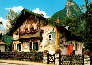 Germany Oberammergau Passionsdorf Rotkaeppchen Haus und Kofel