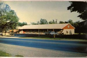 1950's Unused OLD CAR AT HARRIS HILL MOTEL Williamsville New York NY card y3046