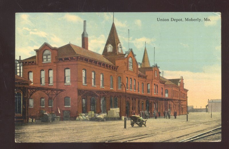 MOBERLY MISSOURI UNION RAILROAD DEPOT TRAIN STATION VINTAGE POSTCARD MO.