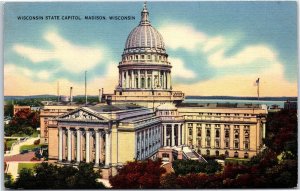 VINTAGE POSTCARD THE WISCONSIN STATE CAPITOL BUILDING AT MADISON c. 1940