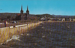 La mer au quai de St Anne des Monts Gaspe Nord Quebec Canada