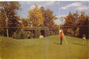1950s Whiteface New York Eighteenth Green golfing club house Postcard 25-2693