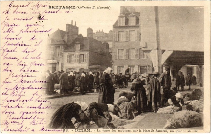 CPA DINAN La Tonte des Moutons sur la Place St-Sauveur (1295726)