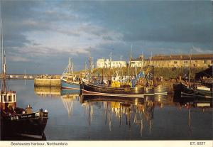 BR89884 seahouses harbour northumbria ship bateaux  uk