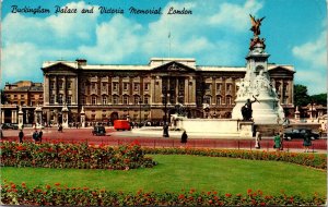 VINTAGE POSTCARD BUCKINGHAM PALACE AND VICTORIA MEMORIAL LONDON U.K.