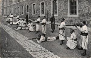 CPA AK Militaire A la Caserne (361670)