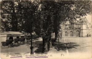 CPA VERSAILLES Un Coin de la Place d'Armes (617693)