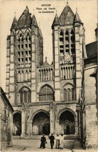 CPA Noyon - Place du Parvis - La Cathedrale (1032342)