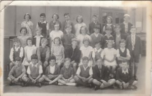 UNIDENTIFIED SCHOOL GROUP - Vintage POSTCARD