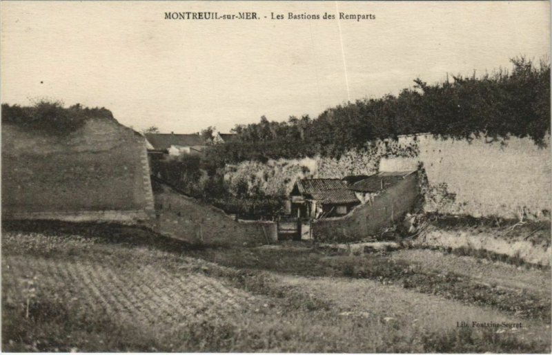 CPA MONTREUIL-SUR-MER Les bastions des Remparts (979735)