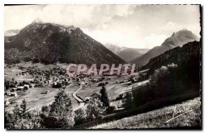 Postcard Modern Morzine (Haute Savoie) 1000 m Alt General view dominated by t...