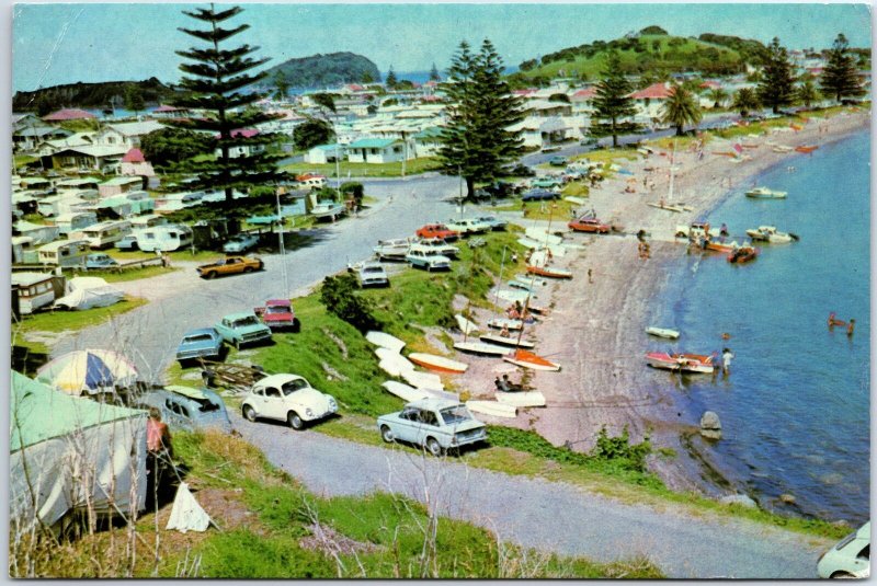 VINTAGE CONTINENTAL SIZE POSTCARD PILOT BAY MOUNT MANGANUI NEW ZEALAND 1980s