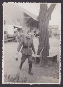 Original photo, WWII, German soldier with lunch boxes, Wehrmacht, Uniform