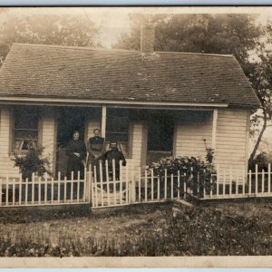Retrato de família c1910s em casa pequena RPPC cerca de piquete branco foto real A74-